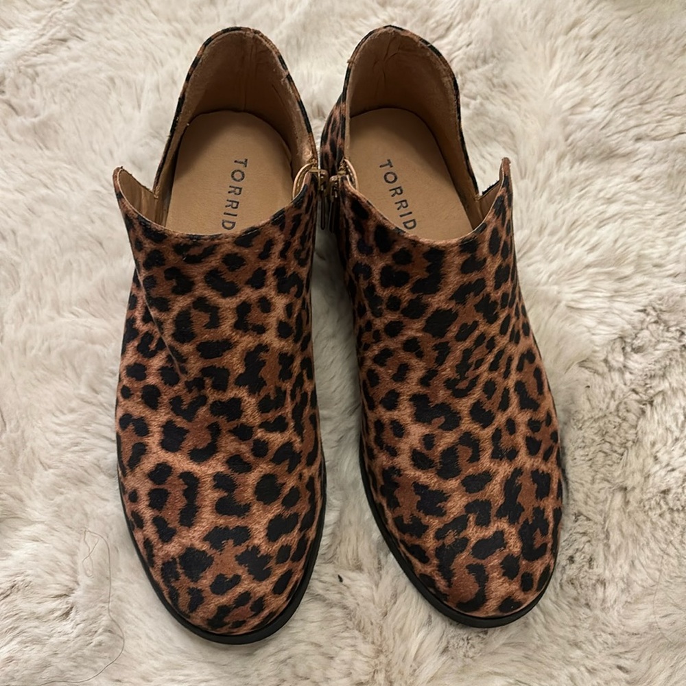 TORRID LEOPARD PRINT ANKLE BOOTS